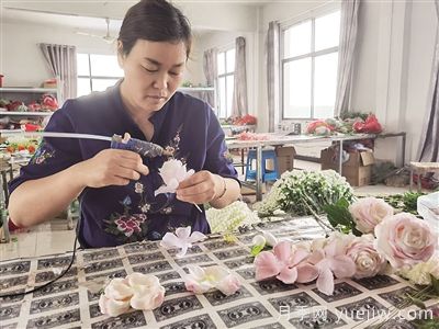 社旗仿真花打開致富路，南陽文鑫工藝品李富文的創(chuàng)業(yè)路(圖1)